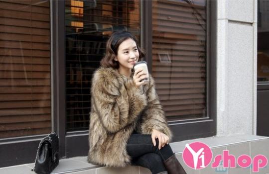 10 Mẫu áo khoác lông nữ đẹp phong cách Hàn Quốc sang chảnh thu đông 2021 - 2021