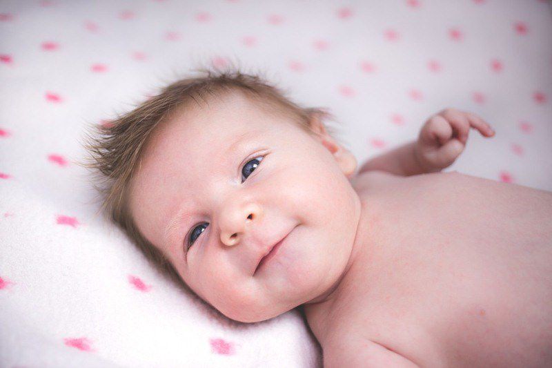 8 phản xạ đầu đời tuyệt vời của trẻ sơ sinh bố mẹ nên biết