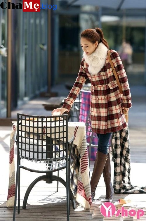 Áo khoác dạ nữ kẻ caro Hàn Quốc thịnh hành nhất mùa đông 2021 - 2021