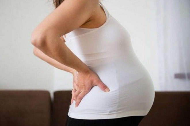 Mẹ bầu sẽ thường xuyên gặp phải những cảm giác khó chịu ở vùng lưng dưới vào thời điểm sắp sinh