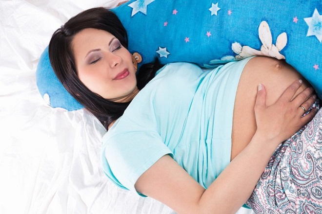người phụ nữ mang thai đang ngủ ngon