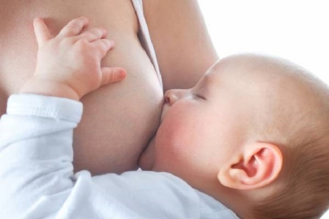 Trẻ sơ sinh ngủ trong khi bú