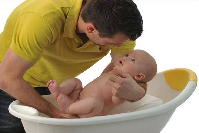 cách tắm và vệ sinh rốn cho trẻ sau khi rụng sẽ thoải mái hơn