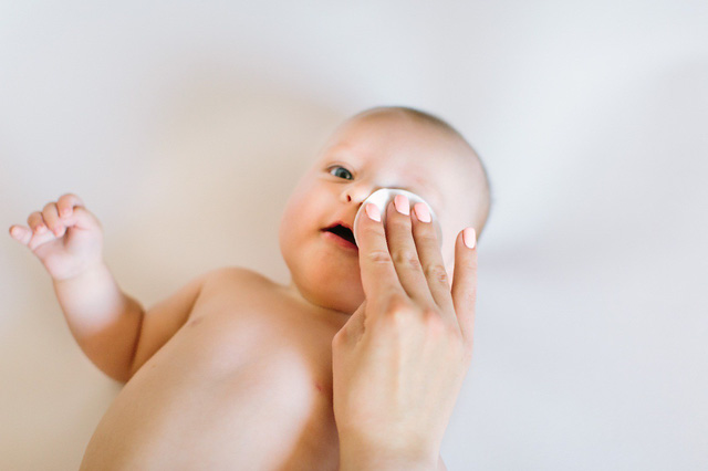 Cách vệ sinh tai, mắt, mũi và lưỡi cho trẻ sơ sinh đúng chuẩn nhất