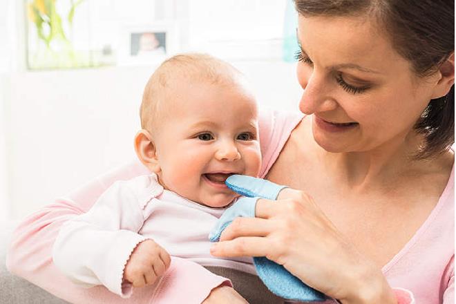 Cách vệ sinh tai, mắt, mũi và lưỡi cho trẻ sơ sinh đúng chuẩn nhất