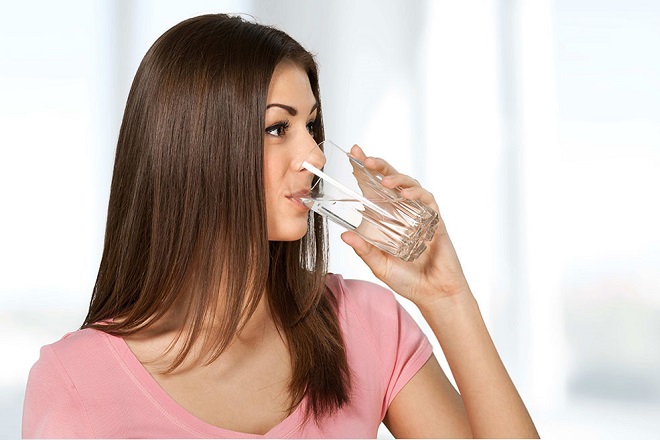 chế độ ăn giảm cân sau sinh mổ cần uống nhiều nước