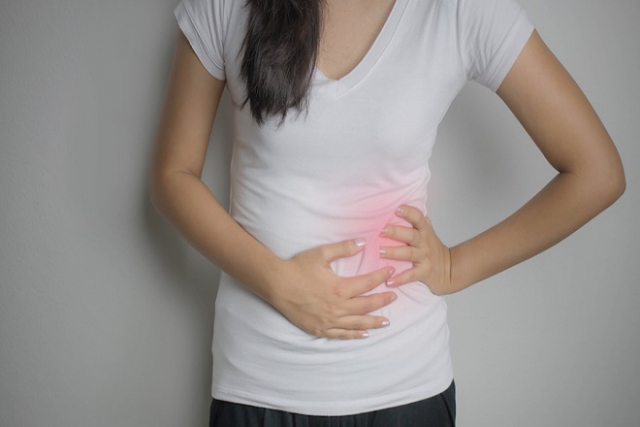 Phụ nữ bị đau bên trái bụng sau khi sinh con, có thể do ruột già bị sưng.