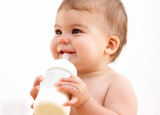 Công thức tính lượng sữa cho trẻ sơ sinh mỗi ngày theo độ tuổi