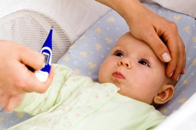 đo thân nhiệt cho trẻ sơ sinh bị sốt khi mọc răng