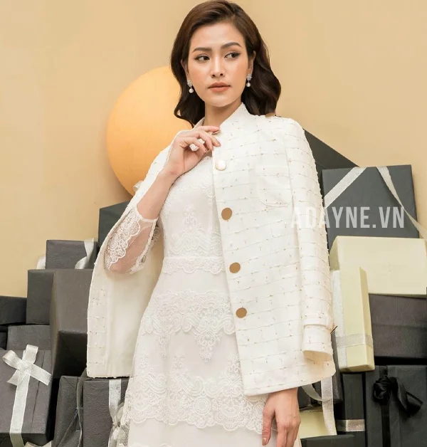 Phối áo khoác trắng nữ với đầm dạ kiểu Hàn Quốc