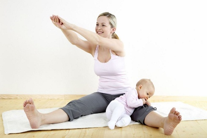 mẹ tập thể dục sau sinh