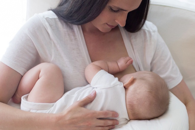 nếu không cho bé bú sớm sẽ khiến mẹ dễ bị tắc tuyến sữa sau sinh