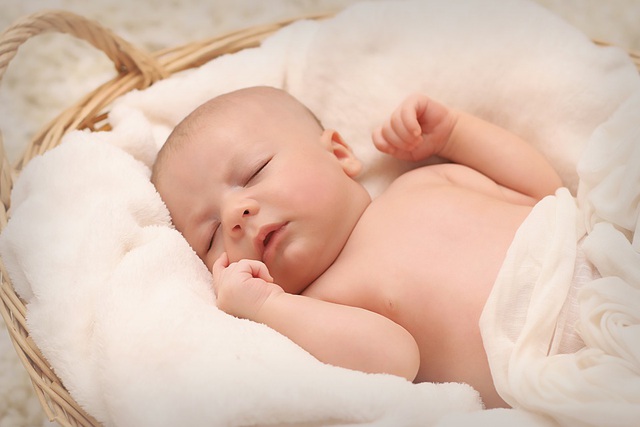 Nguyên nhân bẹt đầu ở bé sơ sinh và cách khắc phục