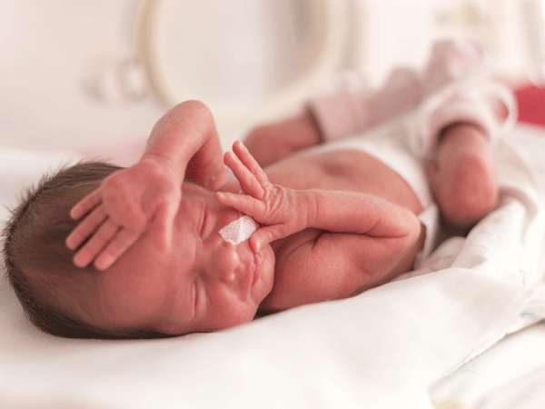 Nguyên nhân và cách chăm sóc bé sinh non bị rối loạn thân nhiệt