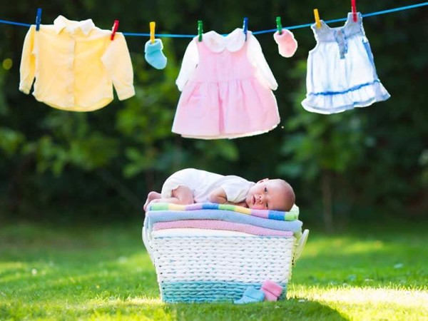 Những lưu ý bố mẹ nên nhớ khi giặt quần áo cho bé