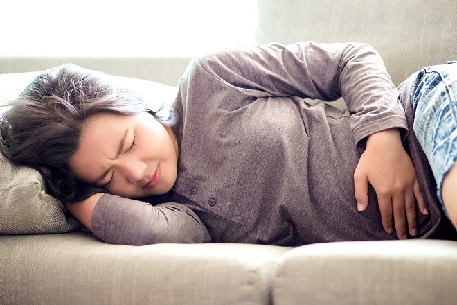 phụ nữ đau bụng kinh sau khi cấy que tránh thai