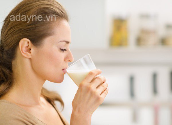 Mẹ sau sinh uống sữa tươi được không?