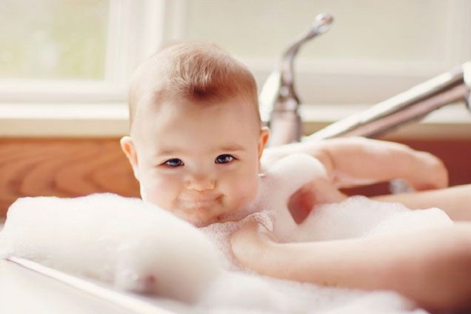 tắm gội cho trẻ sơ sinh