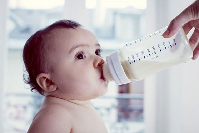 tập cho bé thức khi bú sữa