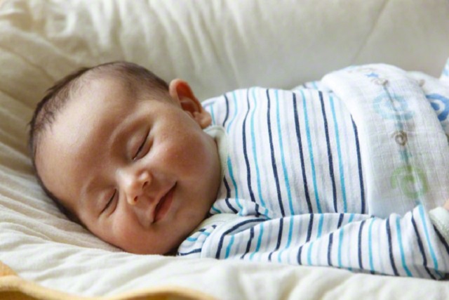 thói quen ngủ đúng giờ ở trẻ sơ sinh