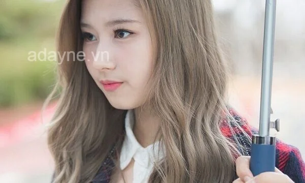 Nhuộm tóc màu nâu vàng rêu ánh khói đang là màu tóc có xu hướng phổ biến từ các sao nổi tiếng ở Hàn Quốc
