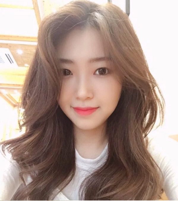 Màu tóc nhuộm nâu Socola đẹp 2021 Hàn Quốc giúp nàng nâng tông da sáng mịn hơn