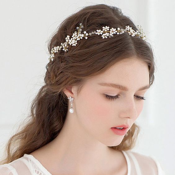 Top 8 kiểu tóc cho cô dâu mặt tròn đẹp được ưu chuộng nhất mùa cưới 2021