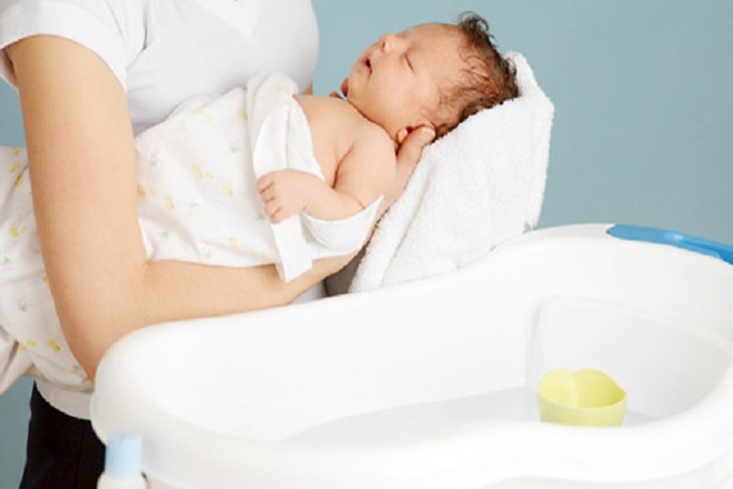 Nên tránh phần rốn khi tắm cho bé sơ sinh