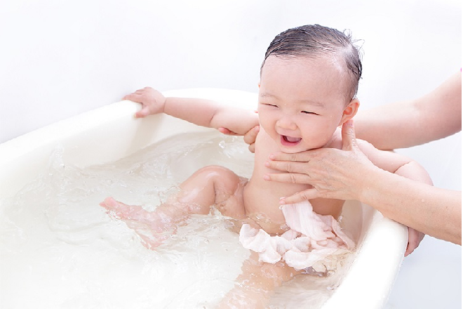 Trẻ 3 tháng tuổi thích được tắm