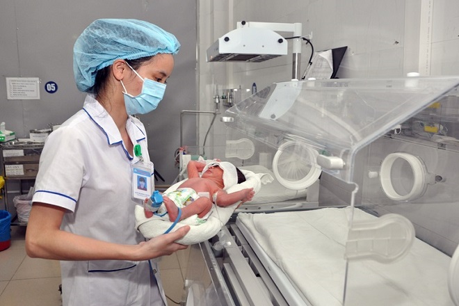 y tá chăm sóc trẻ sơ sinh bệnh màng trong
