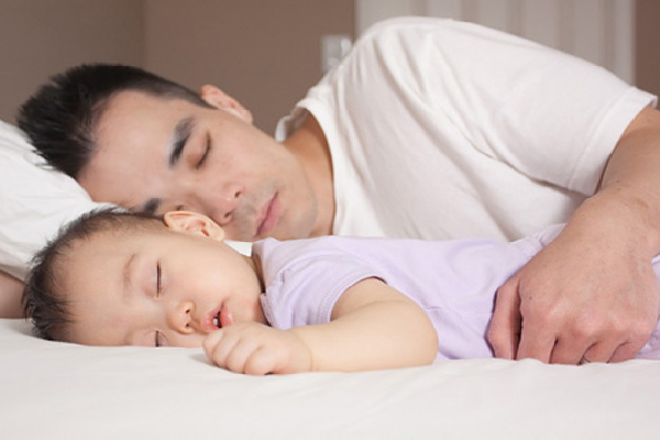 Trẻ nằm sấp khi ngủ có sao không?