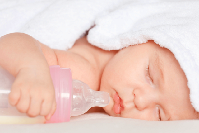 Trẻ sơ sinh thường ngủ nhiều