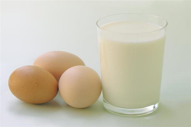 Trứng gà và sữa tươi