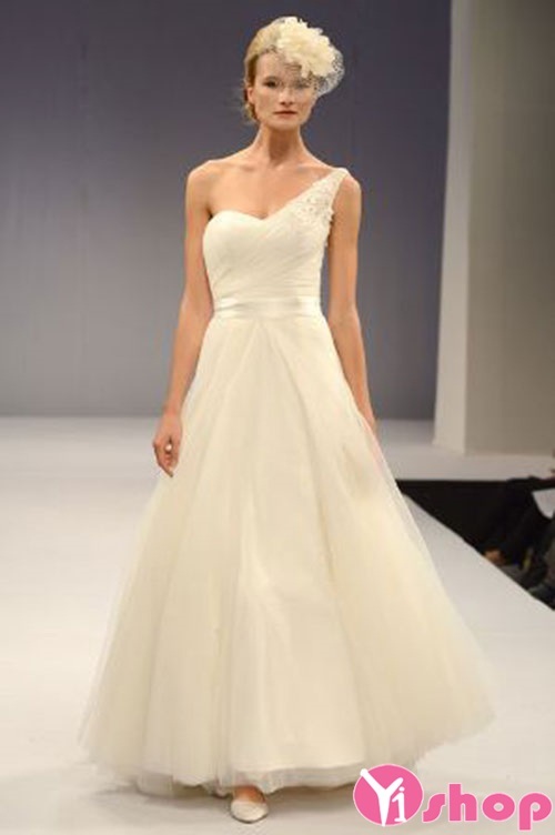 Váy đầm cưới lệch vai đẹp hè 2021 - 2022 cho cô dâu nhỏ nhắn xinh xắn