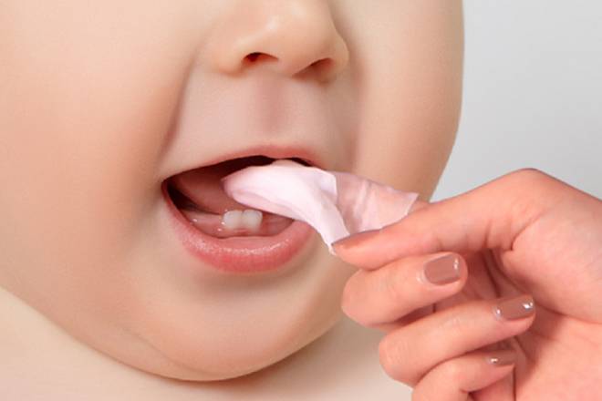 Vệ sinh lưỡi cho bé thường xuyên.
