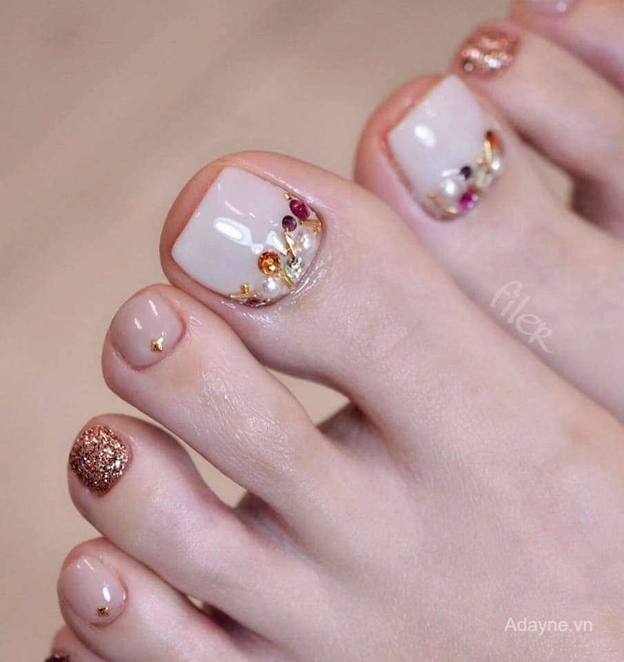 mẫu nail chân đính đá màu hồng dịp tết
